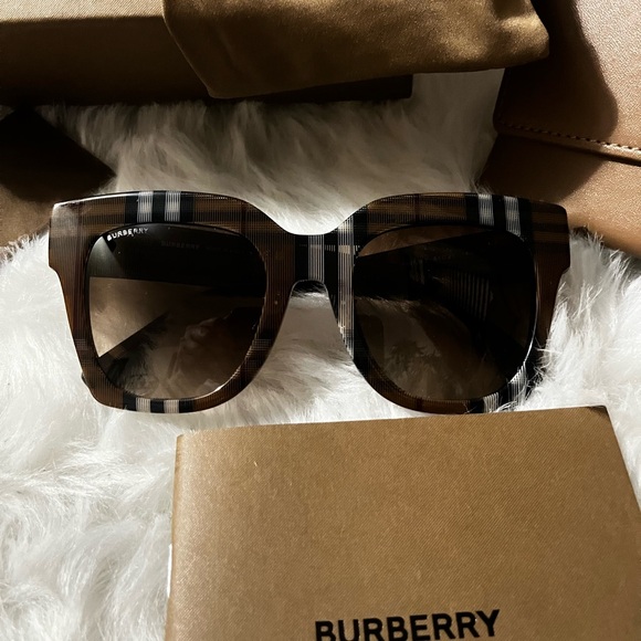 Burberry sunglasses- full inclusion - Picture 3 of 3